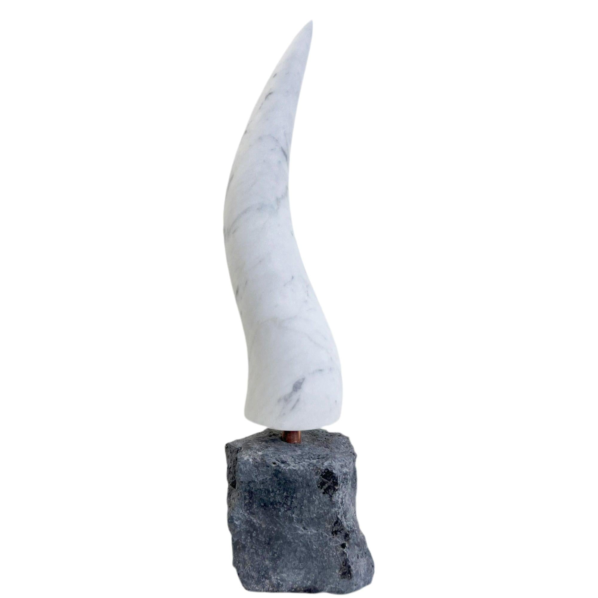 Corno Portafortuna Napoletano in Marmo di Carrara 40 cm con Base in Pietra Lavica, Tufo o Marmo – Amuleto di Design Made in Italy