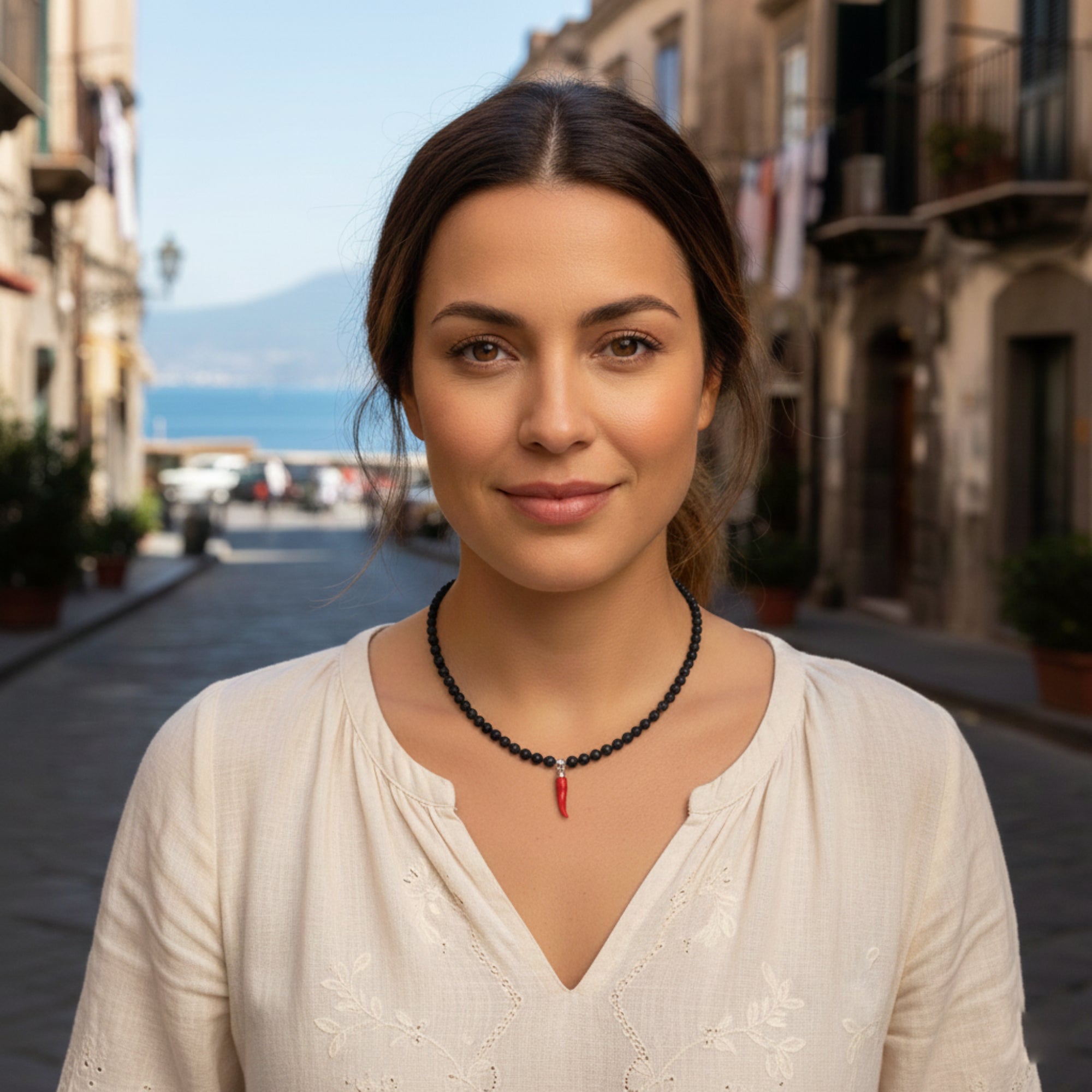 Ожерелье из красного коралла, лавового камня и оникса