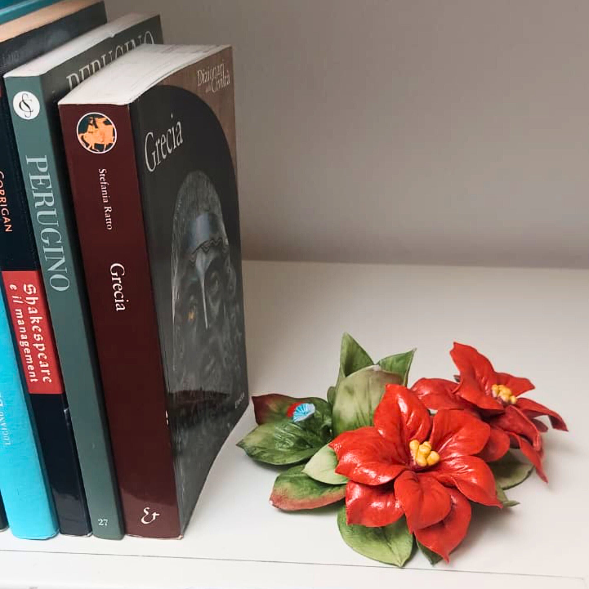 Portacandela in porcellana Capodimonte con fiore stelle.