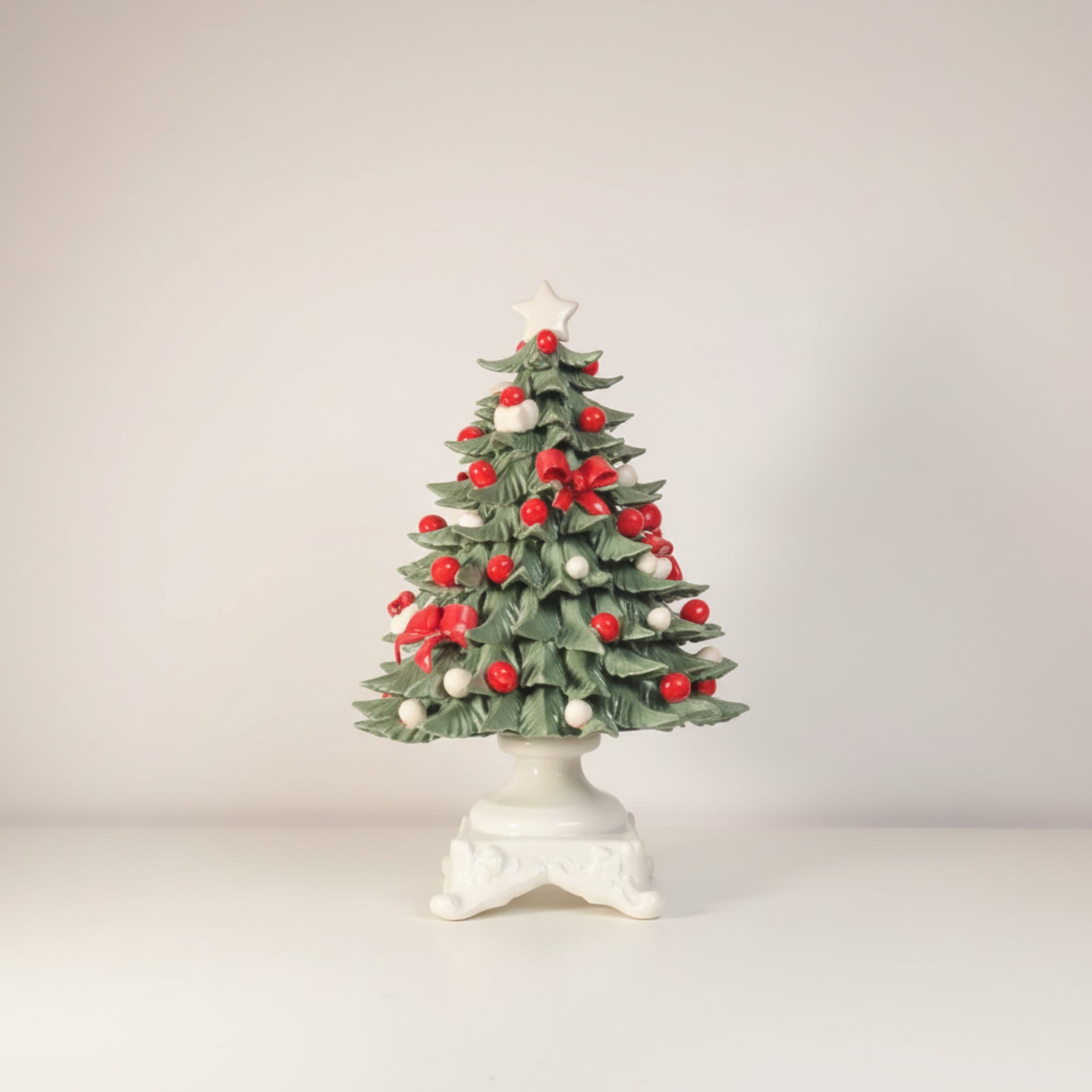 Albero di Natale in porcellana Capodimonte dipinto a mano.