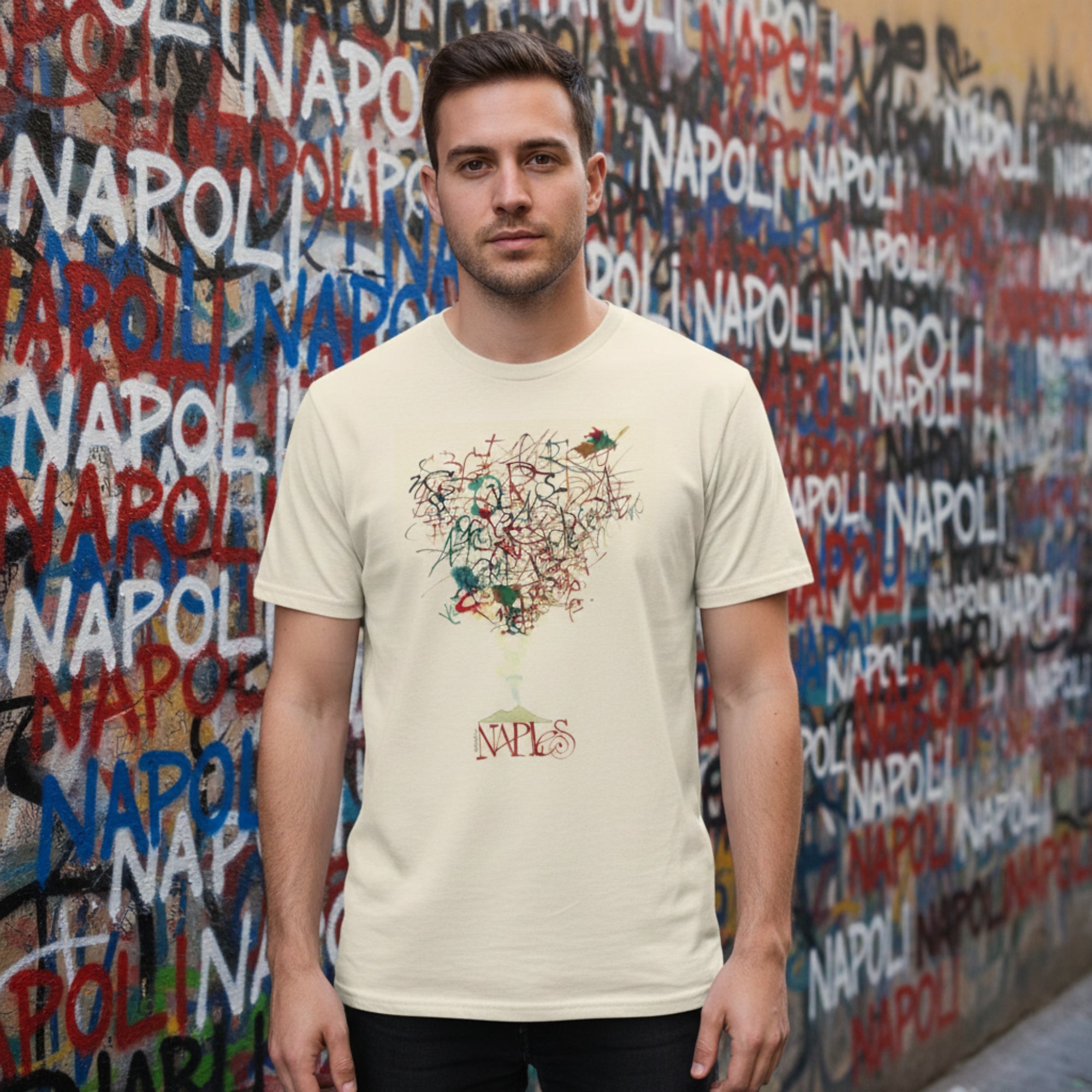T-shirt unisex in cotone naturale con design artistico “Lettering Napoli” ispirato al Vesuvio.