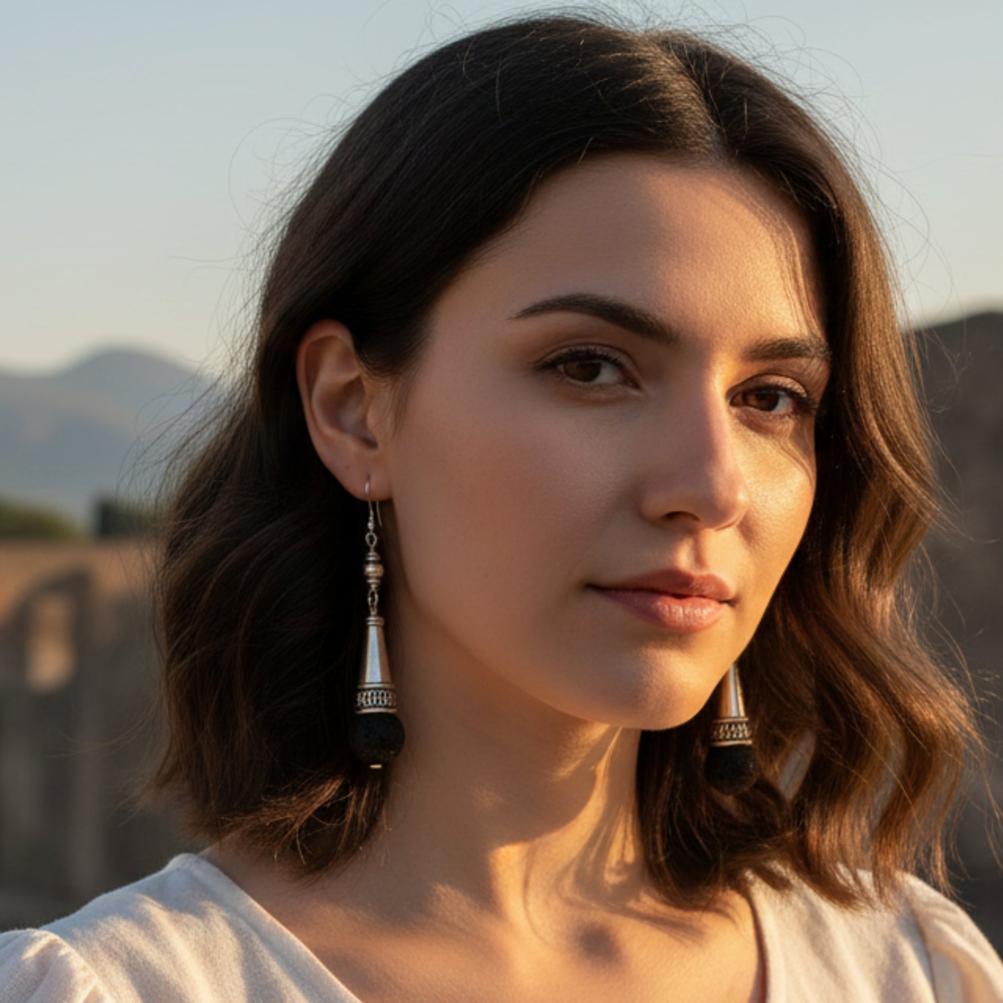 Pendientes estilo Pompeya Crotalia con piedra de lava del Vesubio