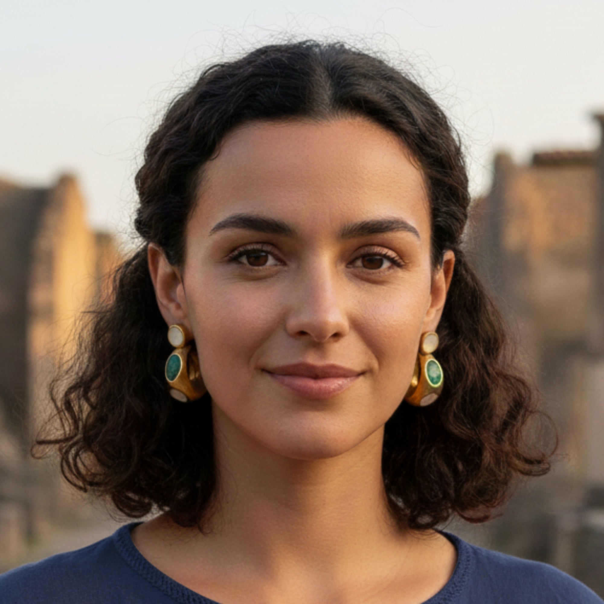 Pendientes Media Luna Pompeya con Gema - Plata 925 chapada en ORO 18K