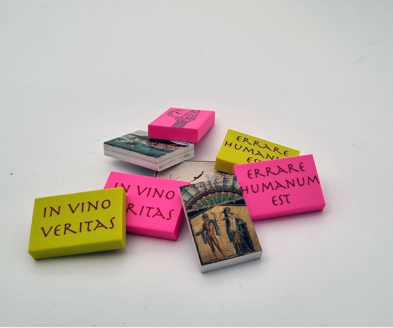 Gomme per cancellare artistiche con grafiche ispirate all’arte e alla cultura romana – vista multipla fronte e retro, design da collezione