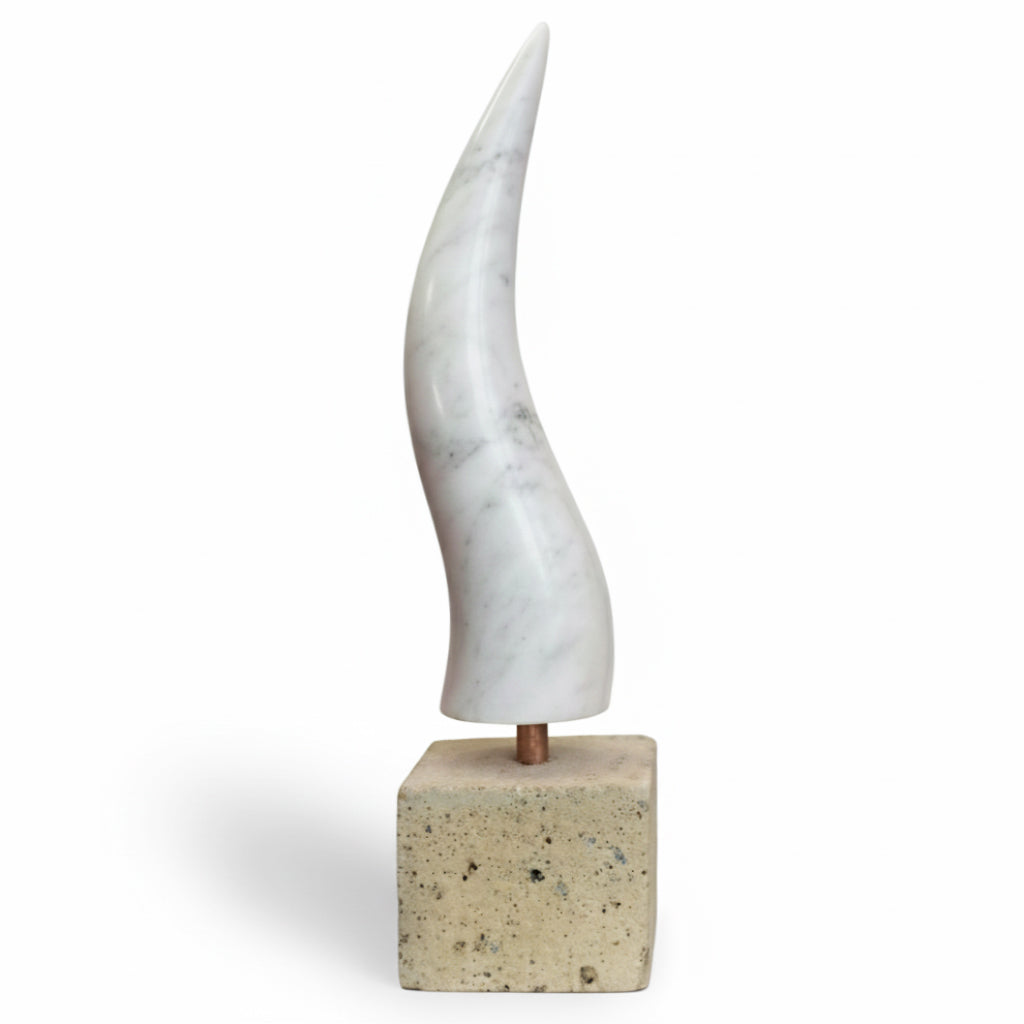 Corno Portafortuna Napoletano in Marmo di Carrara 40 cm con Base in Pietra Lavica, Tufo o Marmo – Amuleto di Design Made in Italy
