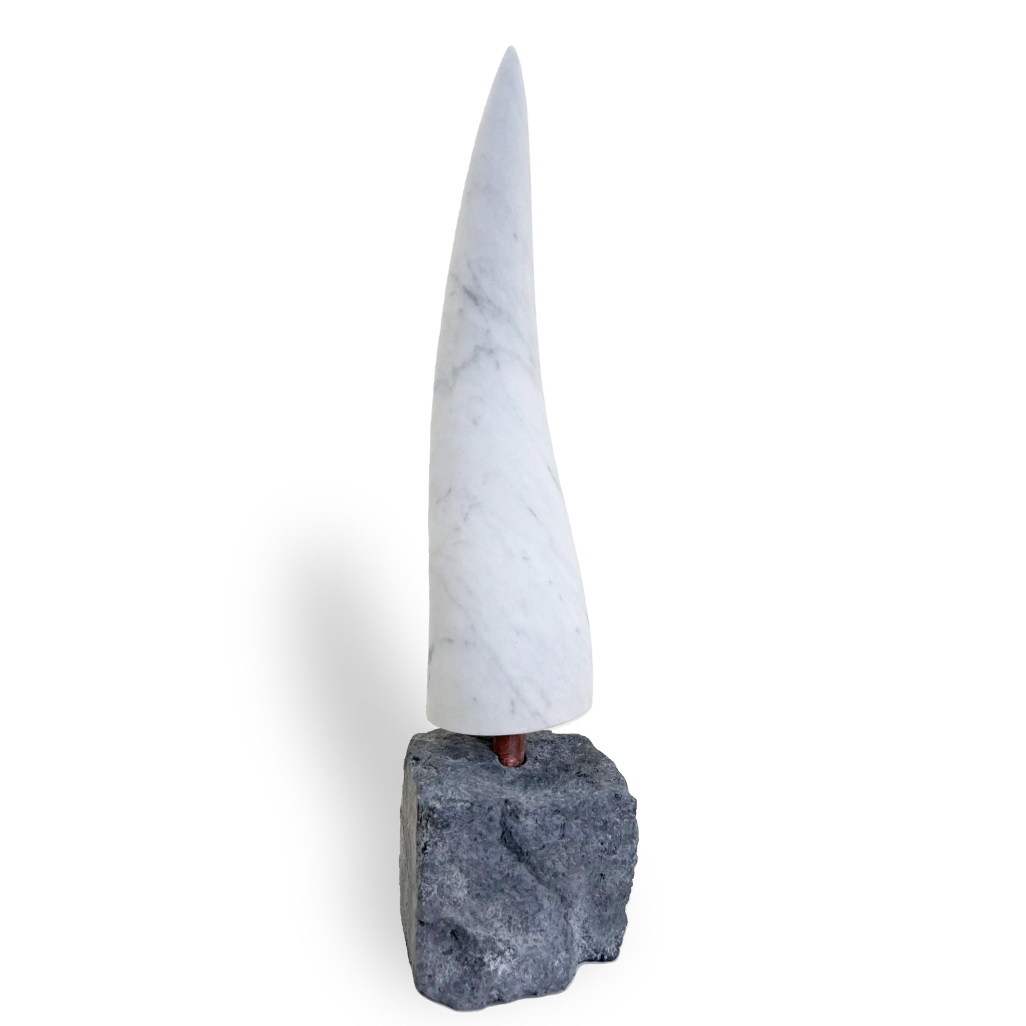 Corno scaramantico napoletano scolpito in marmo di Carrara, 26 cm, su base in piperno vesuviano.