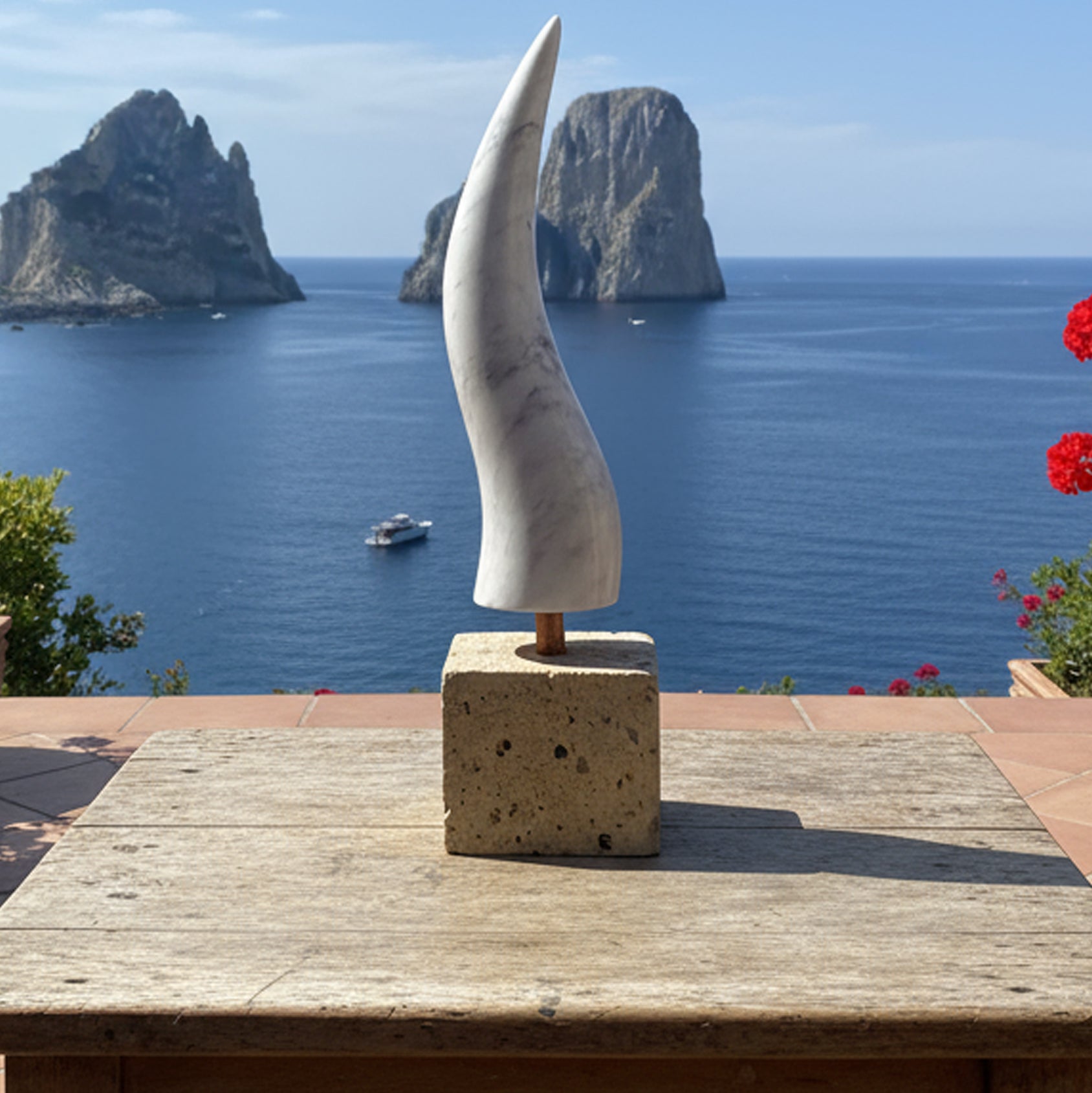 Corno Portafortuna Napoletano in Marmo di Carrara 40 cm con Base in Pietra Lavica, Tufo o Marmo – Amuleto di Design Made in Italy