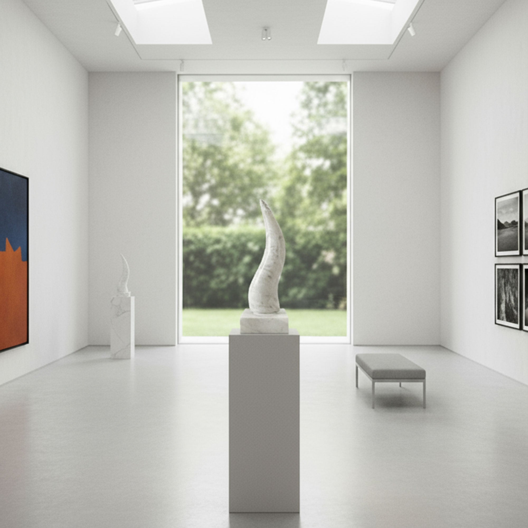 Neapolitanischer Schamrock-Horn aus Carrara-Marmor 29 cm mit Basis aus Lavabasal – Design-Amulett Made in Italy