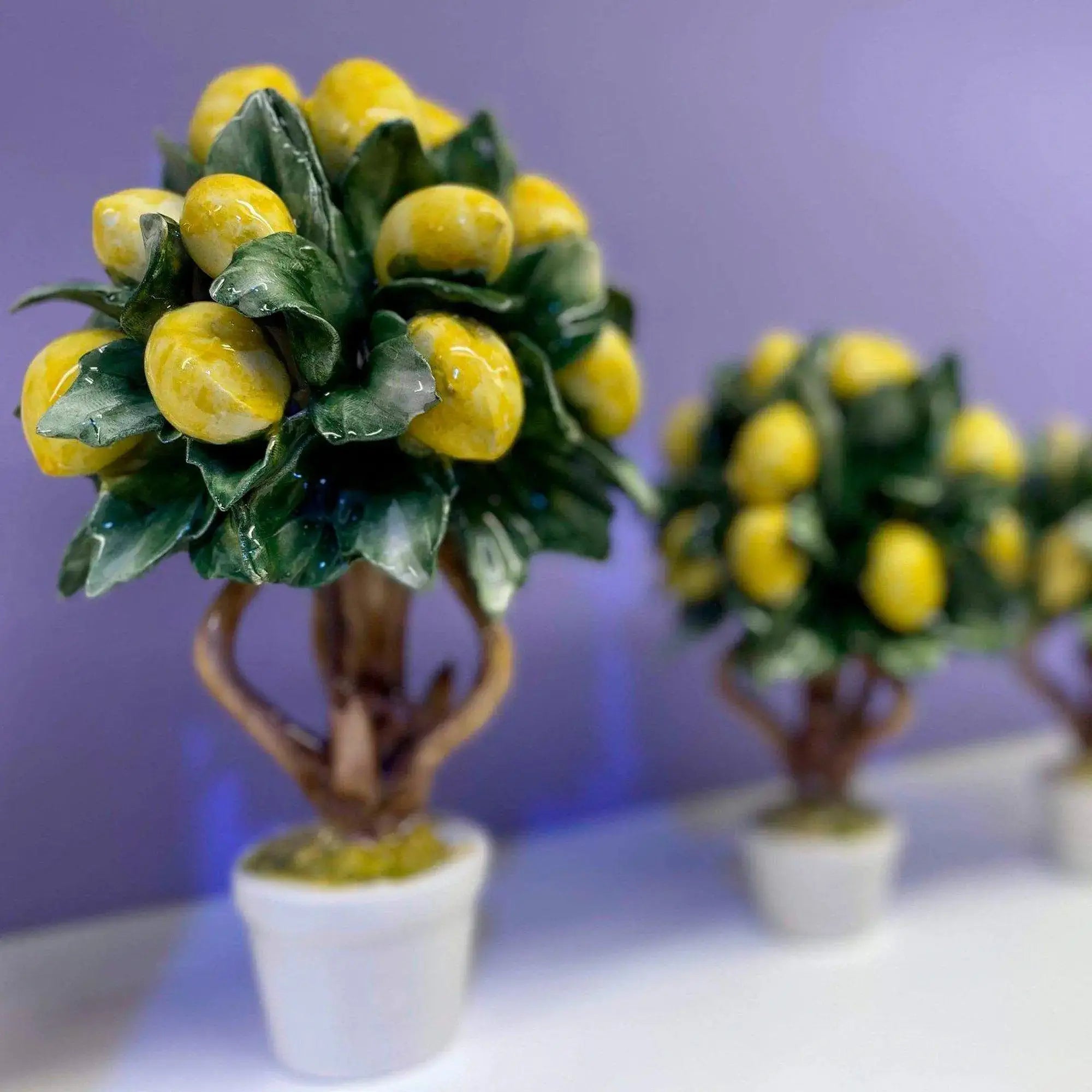 Porcellana di Capodimonte raffigurante un albero di limoni, esposto in un contesto domestico elegante, arte ceramica italiana.