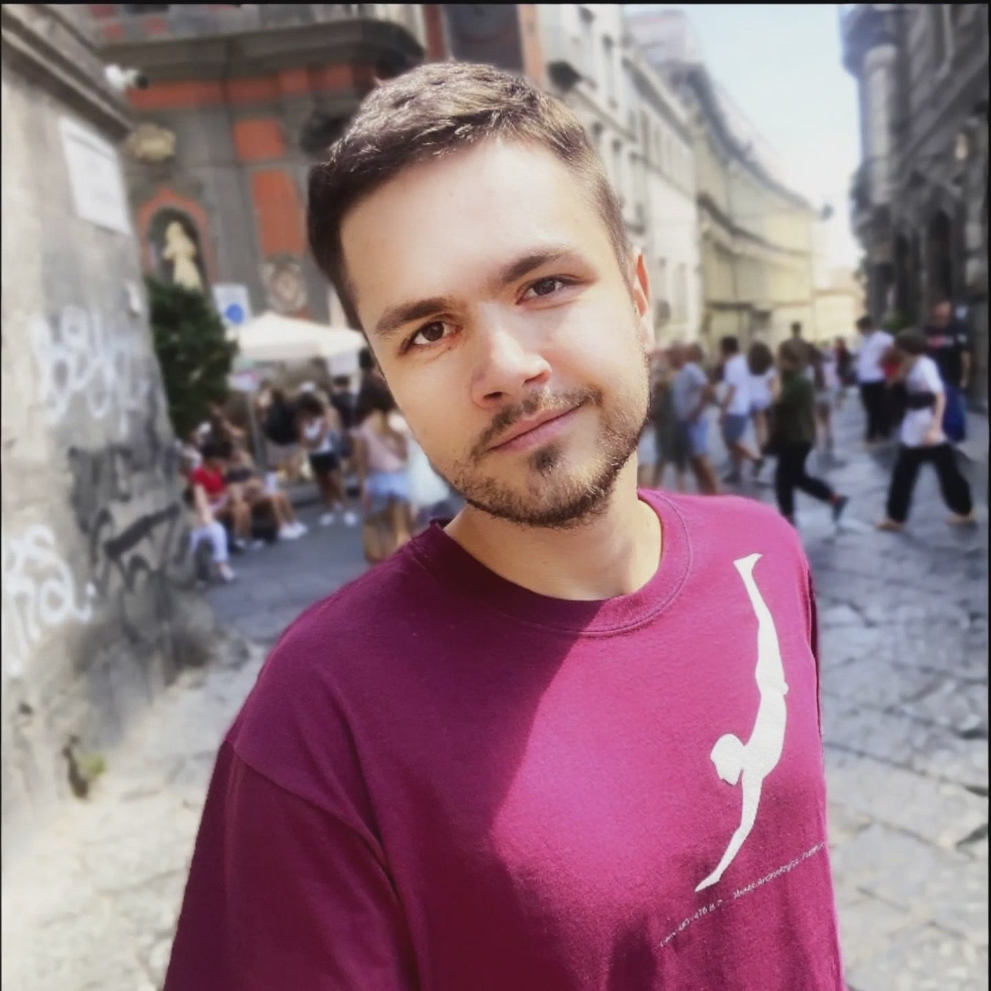 T-shirt uomo in cotone con stampa artistica ispirata al Tuffatore di Paestum.