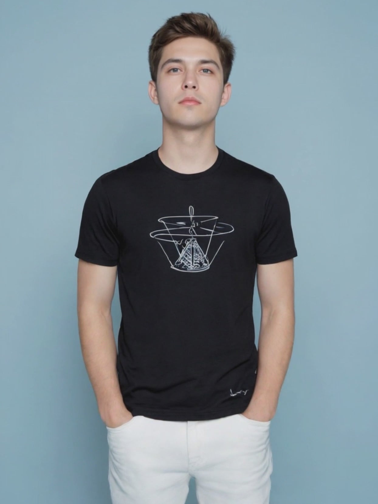 T-shirt nera con disegno della Macchina Volante di Da Vinci.