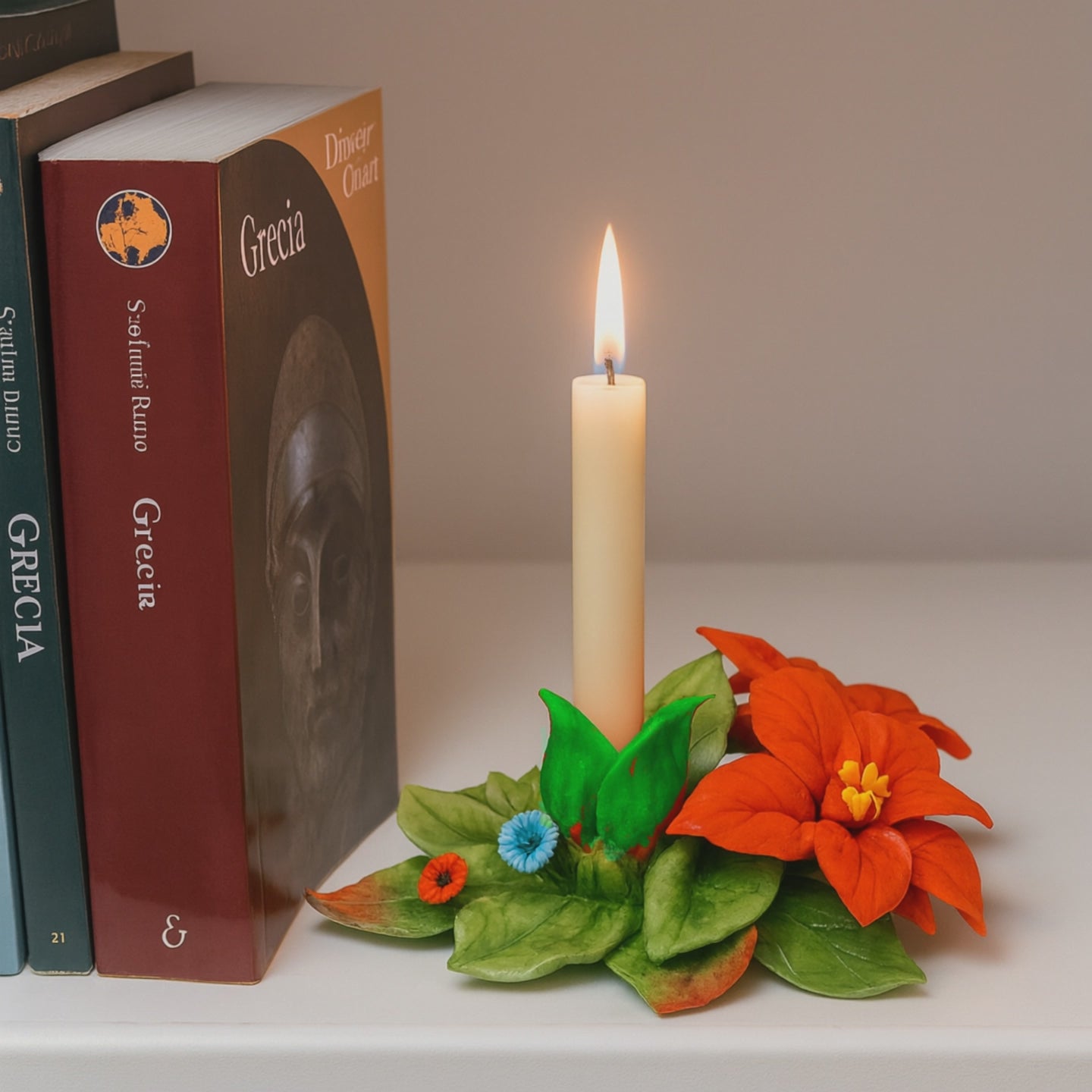 Portacandela in porcellana Capodimonte con fiore stelle.