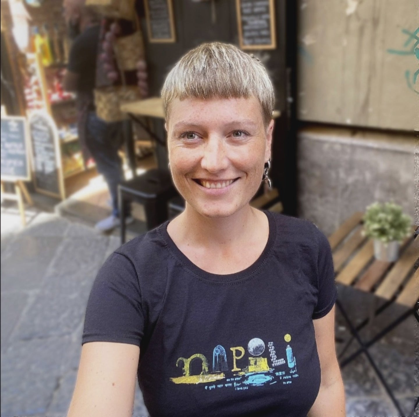 T-shirt donna in cotone con stampa artistica di Napoli, ispirata all’arte e alla cultura napoletana.