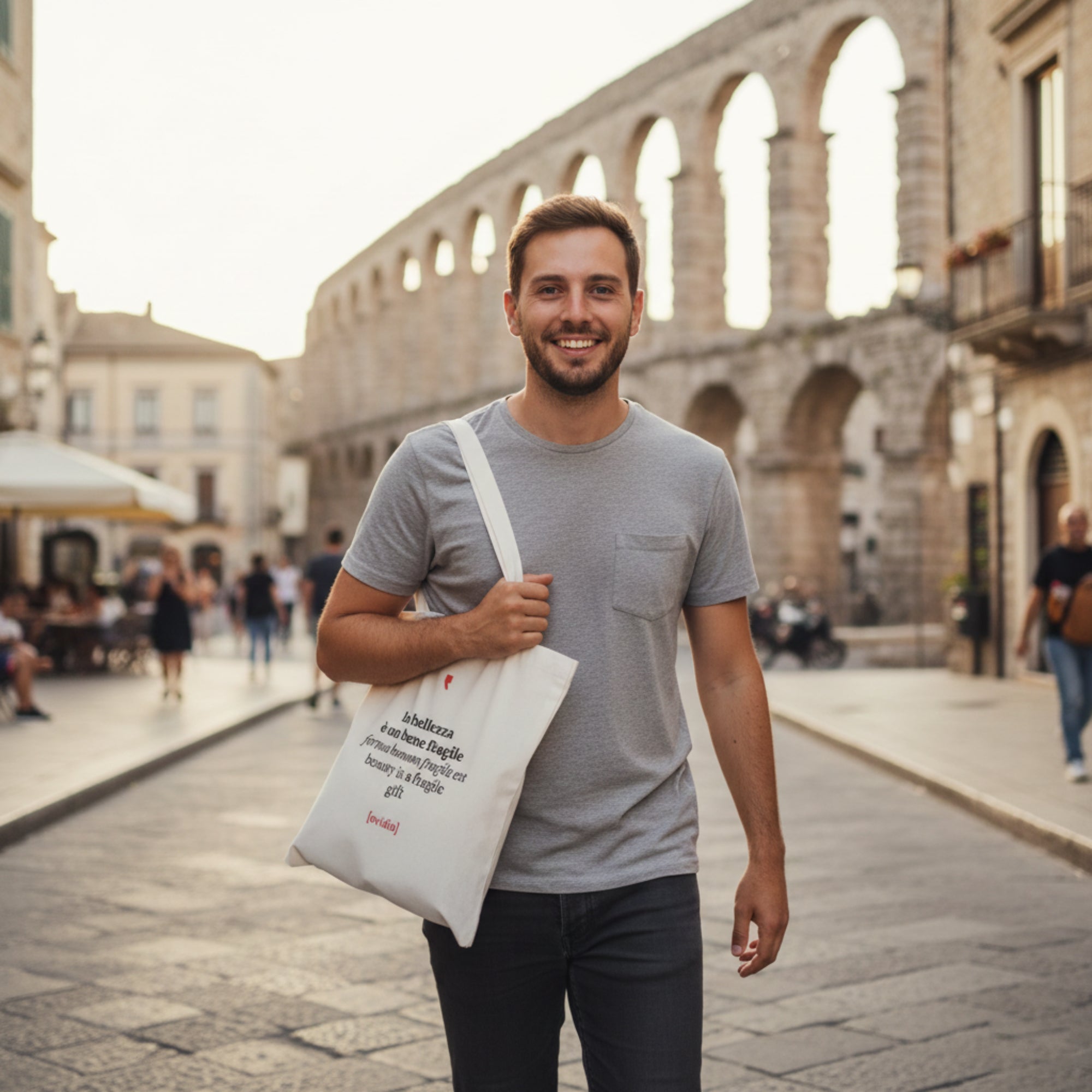 Shopper bianca in cotone con frase di Ovidio “La bellezza è un bene fragile” – borsa eco-friendly elegante e minimal
