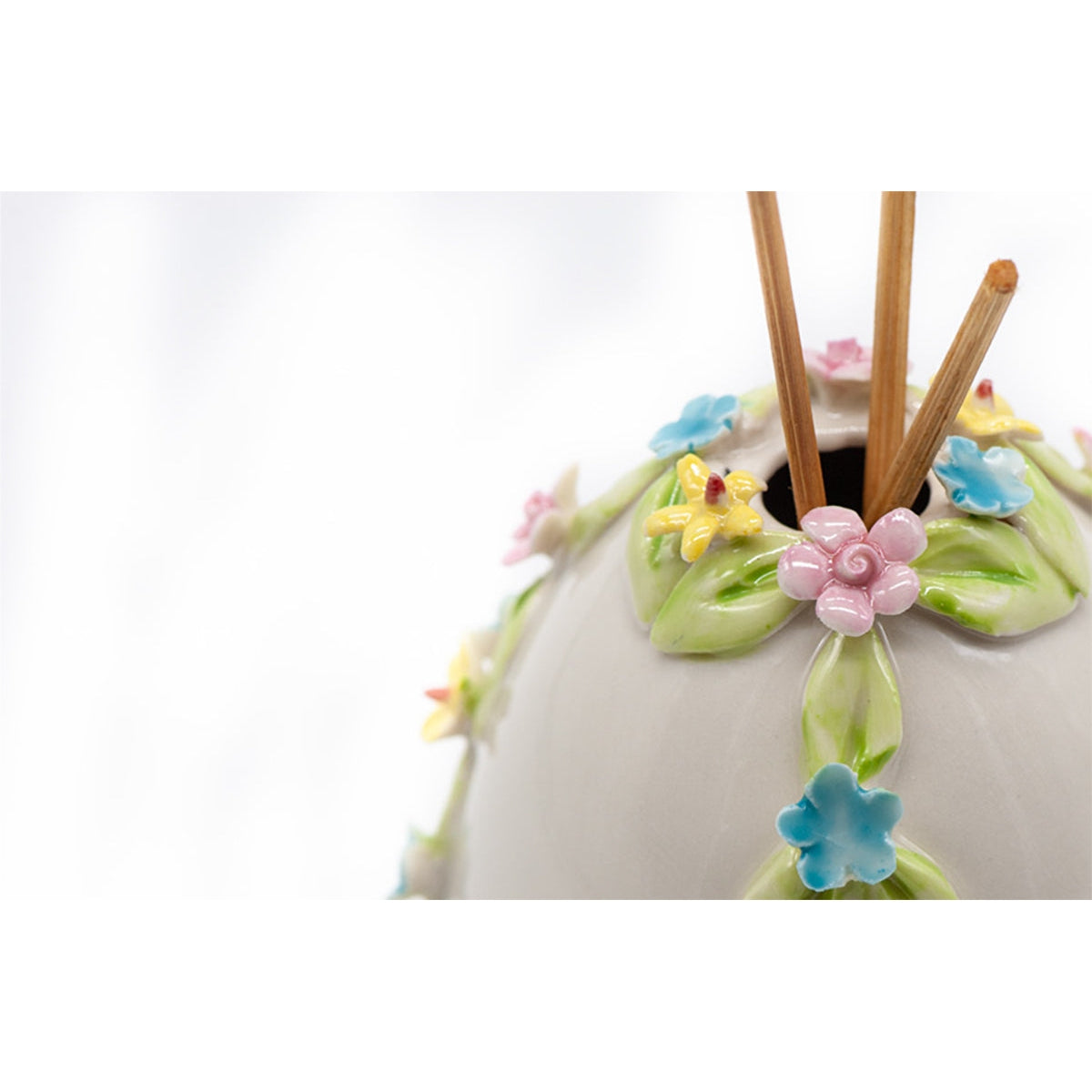 perfumer-with-white-blue-flowers-in-porcelain-of-capodimonte