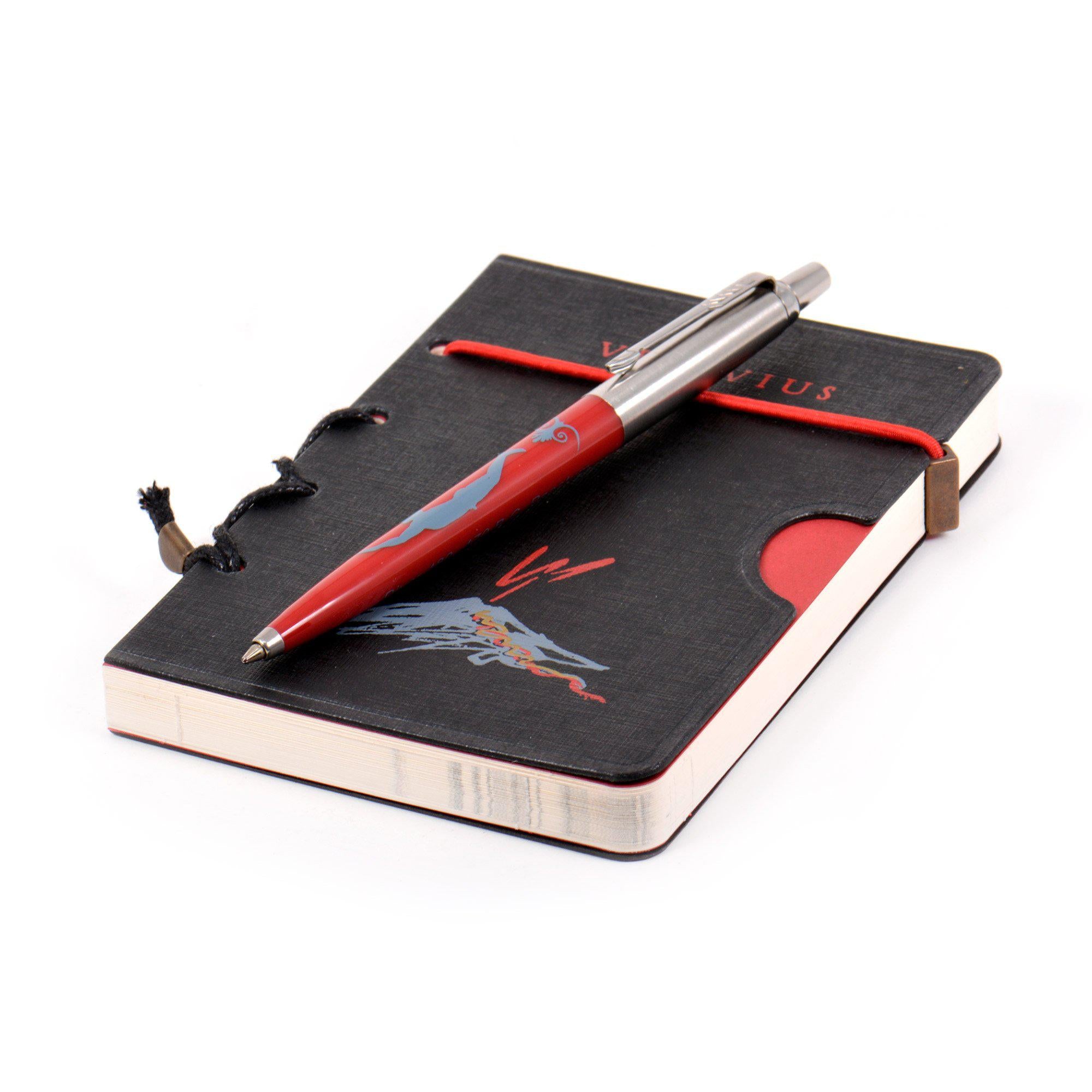 Penna Parker rossa con grafica del Tuffatore di Paestum su taccuino Vesuvius