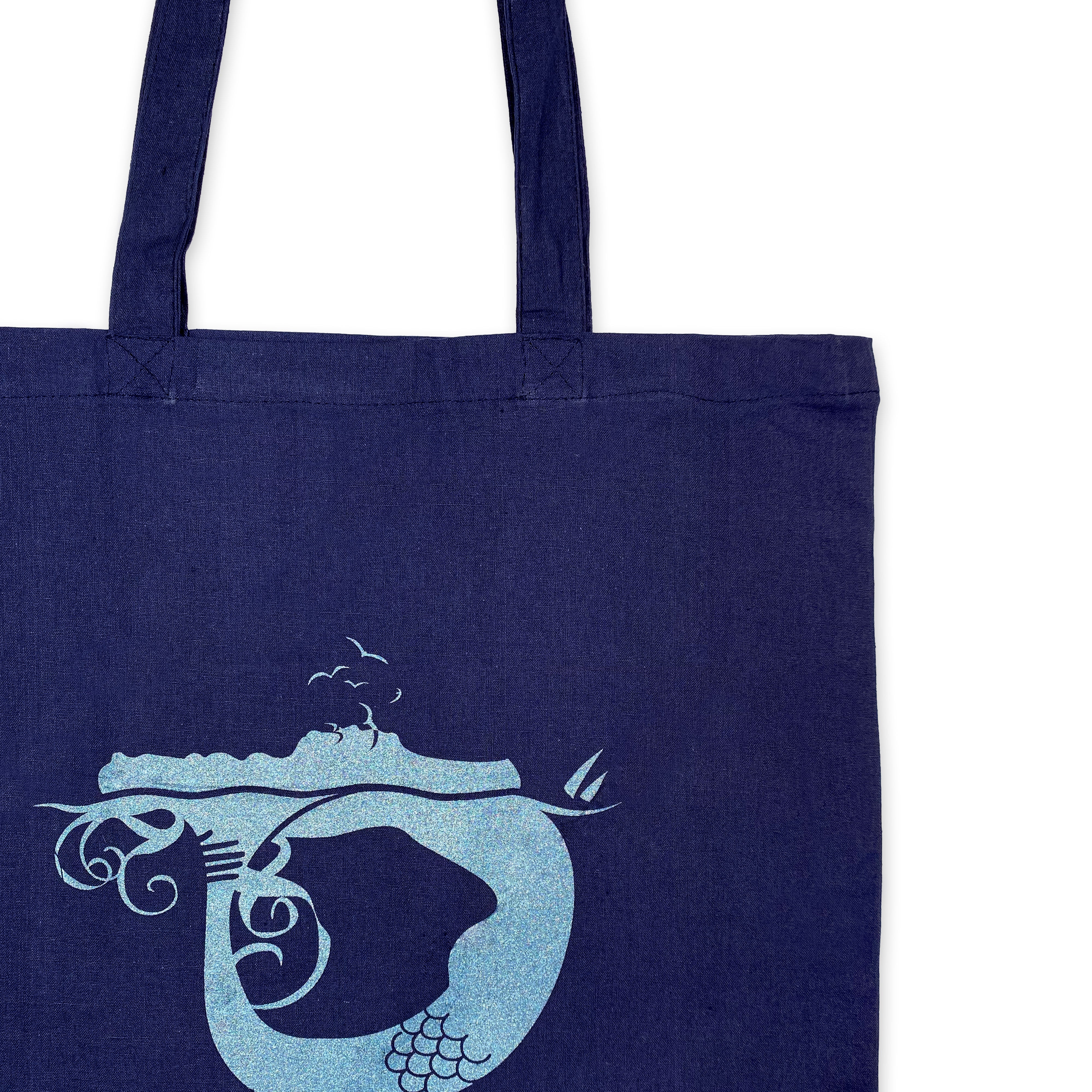 Dettaglio della stampa Capri su borsa in cotone blu – ispirazione artistica dall’isola del Mediterraneo
