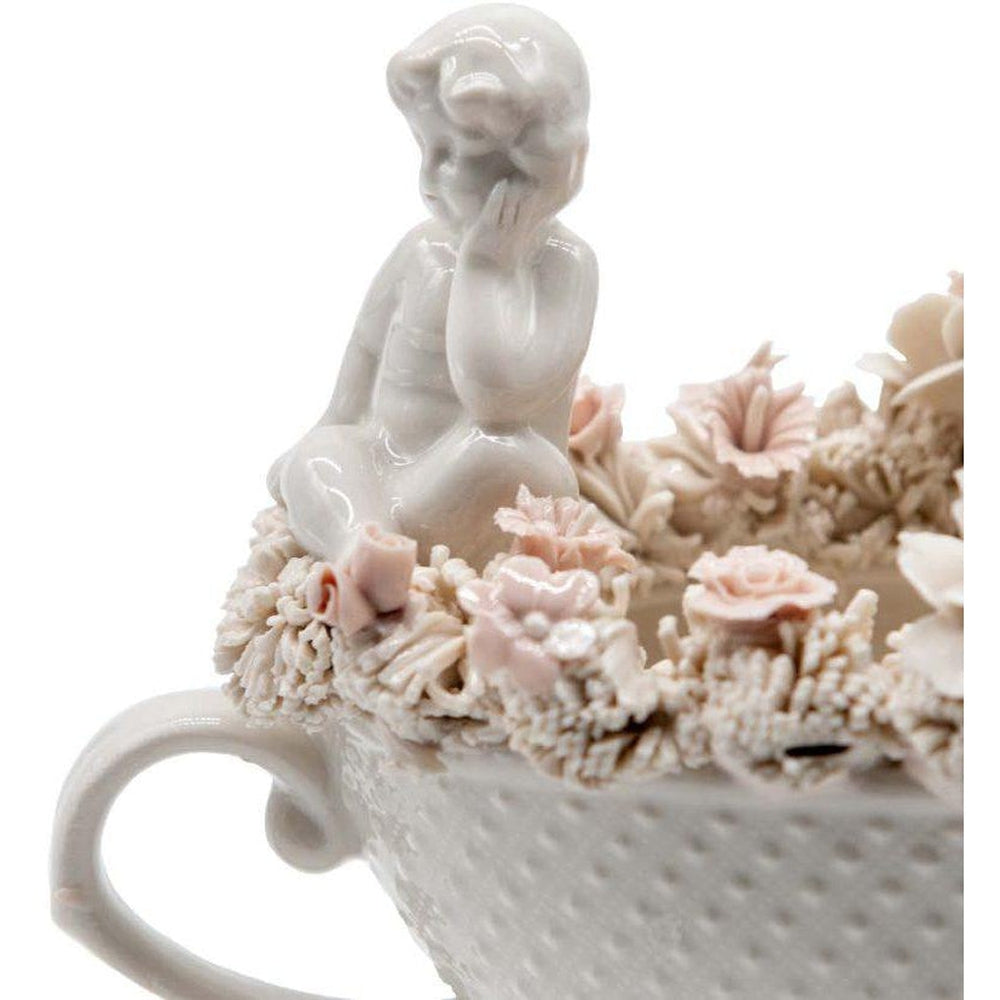 Cup-in-porcelain-of-Capodimonte-with-flowers-and-angels -Museum-shop.it