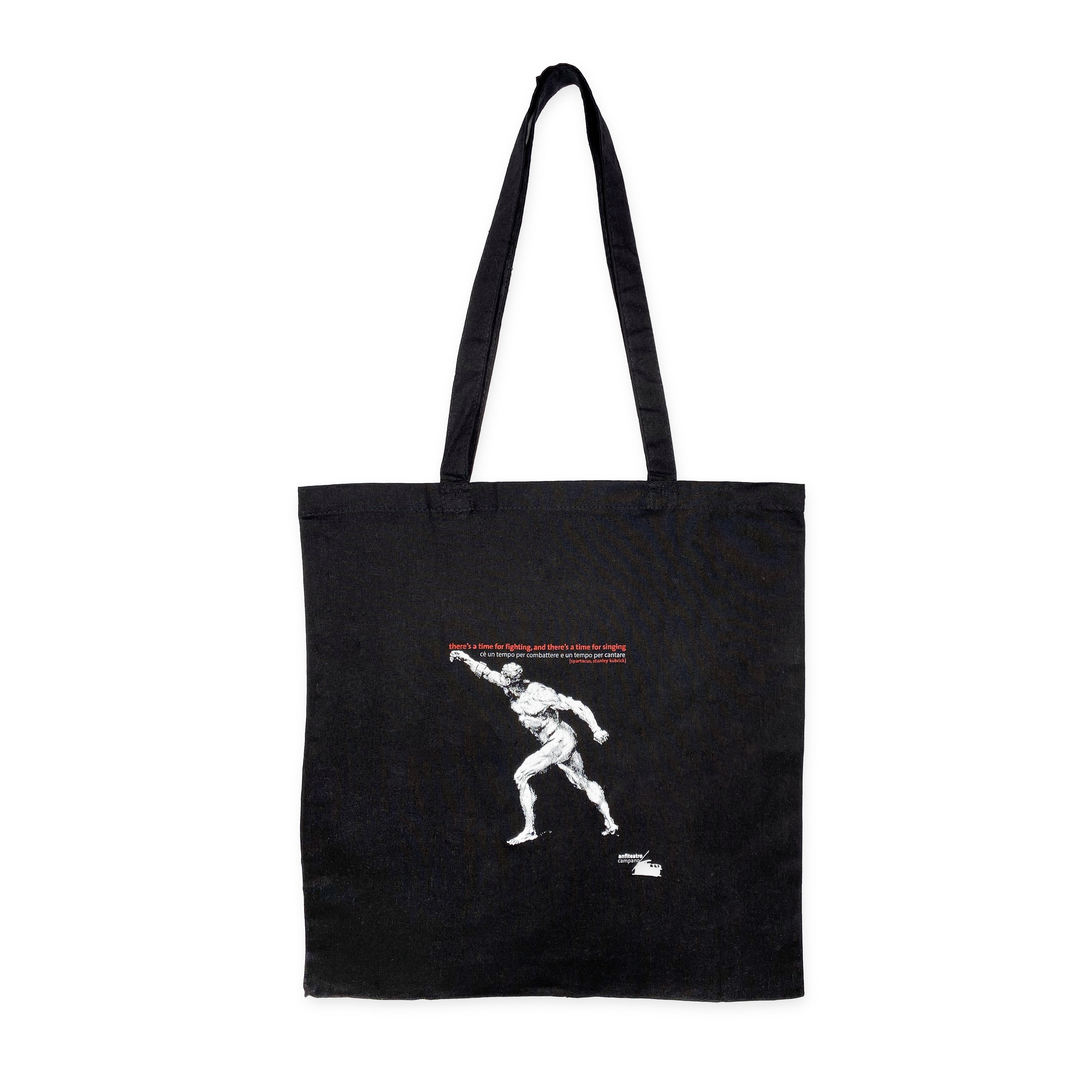 Vista frontale della borsa Spartacus – shopper nera in cotone con design ispirato al gladiatore ribelle
