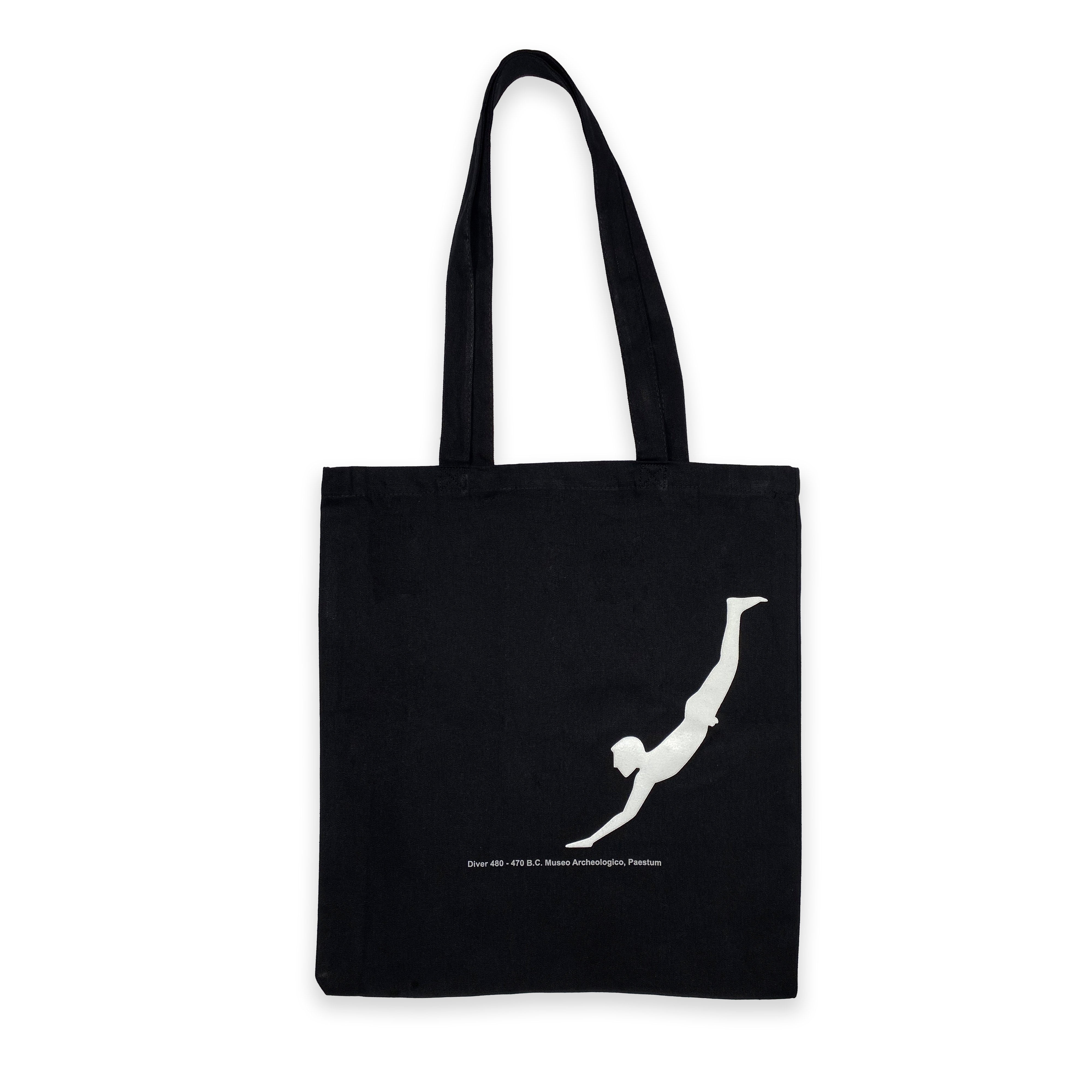 Vista frontale della shopper Tuffatore in cotone nero con design dell’affresco greco di Paestum – borsa sostenibile artistica